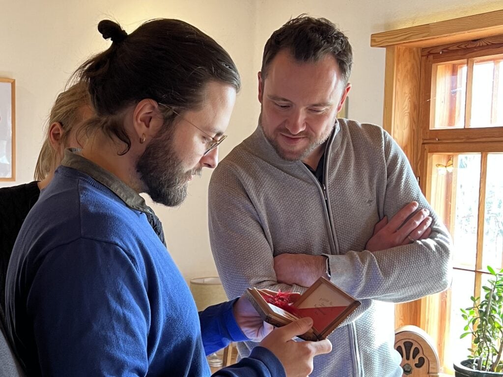 Jens und Hannes schauen sich einen Hinweis an