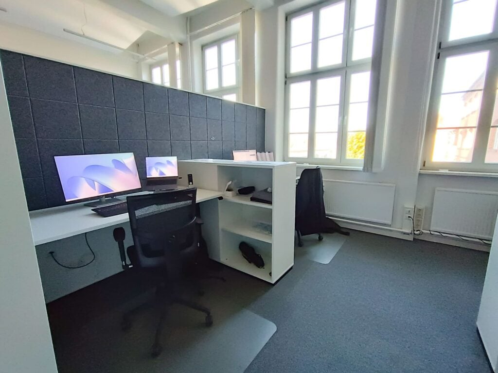Fertiger Umbau Büro 2 Neue Schreibtische und Trennwände im Büro