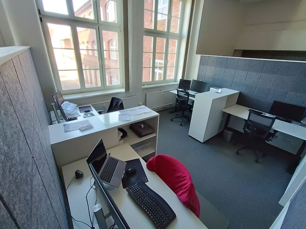 Fertiger Umbau Büro 3 Neue Schreibtische und Trennwände im Büro
