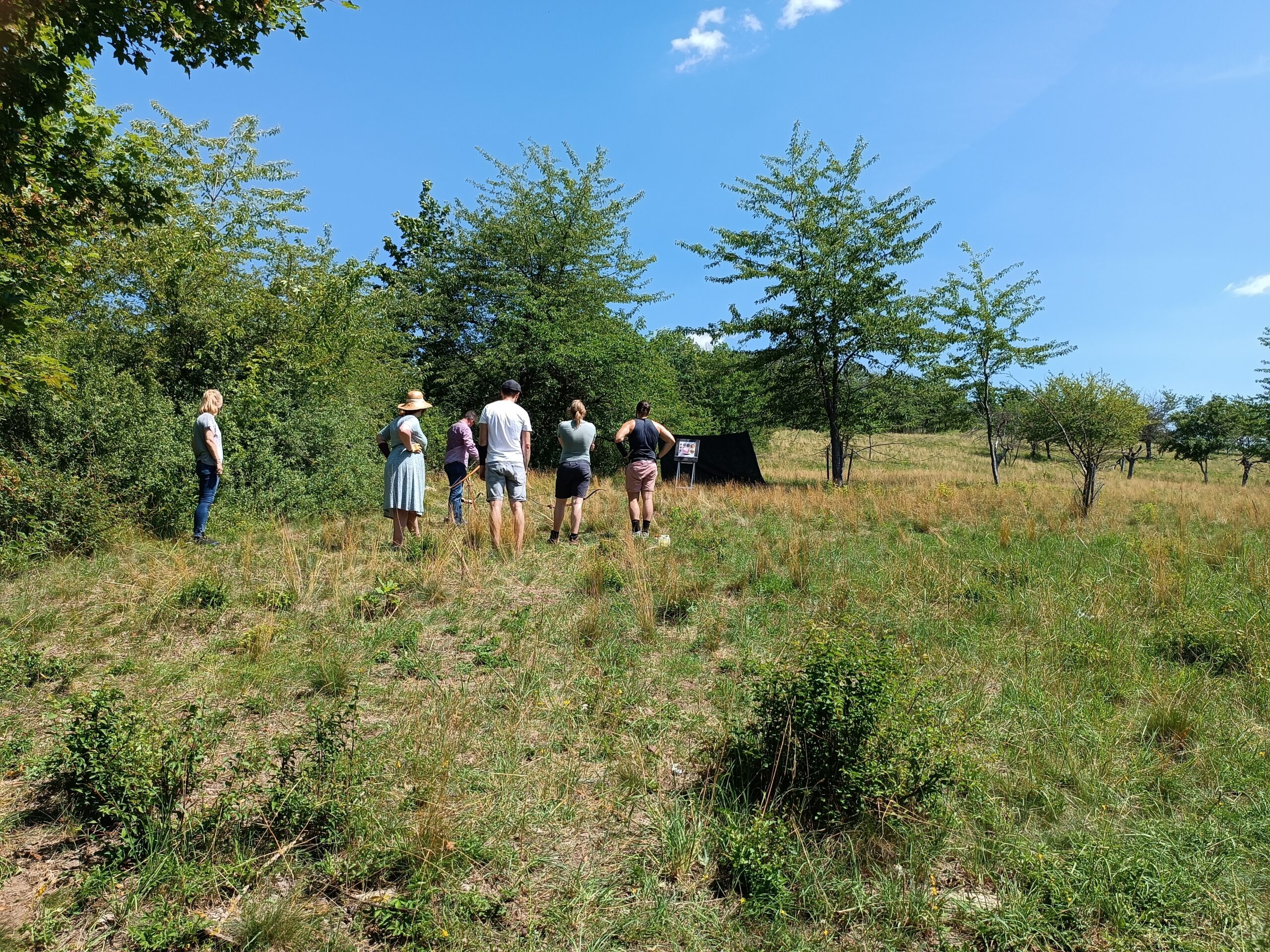 Das Hupa Team draußen vor den Zielscheiben versammelt.