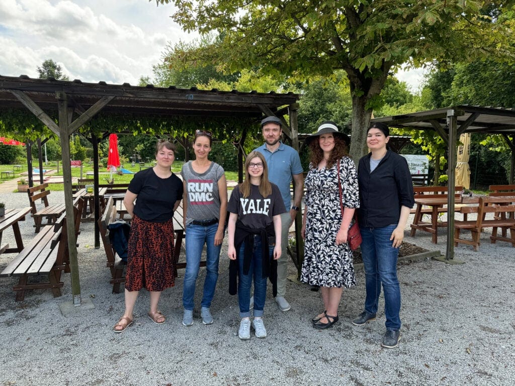 Hupa Teamevent Minigolf 7 Gruppenfoto vom Hupa-Team auf dem Minigolfplatz