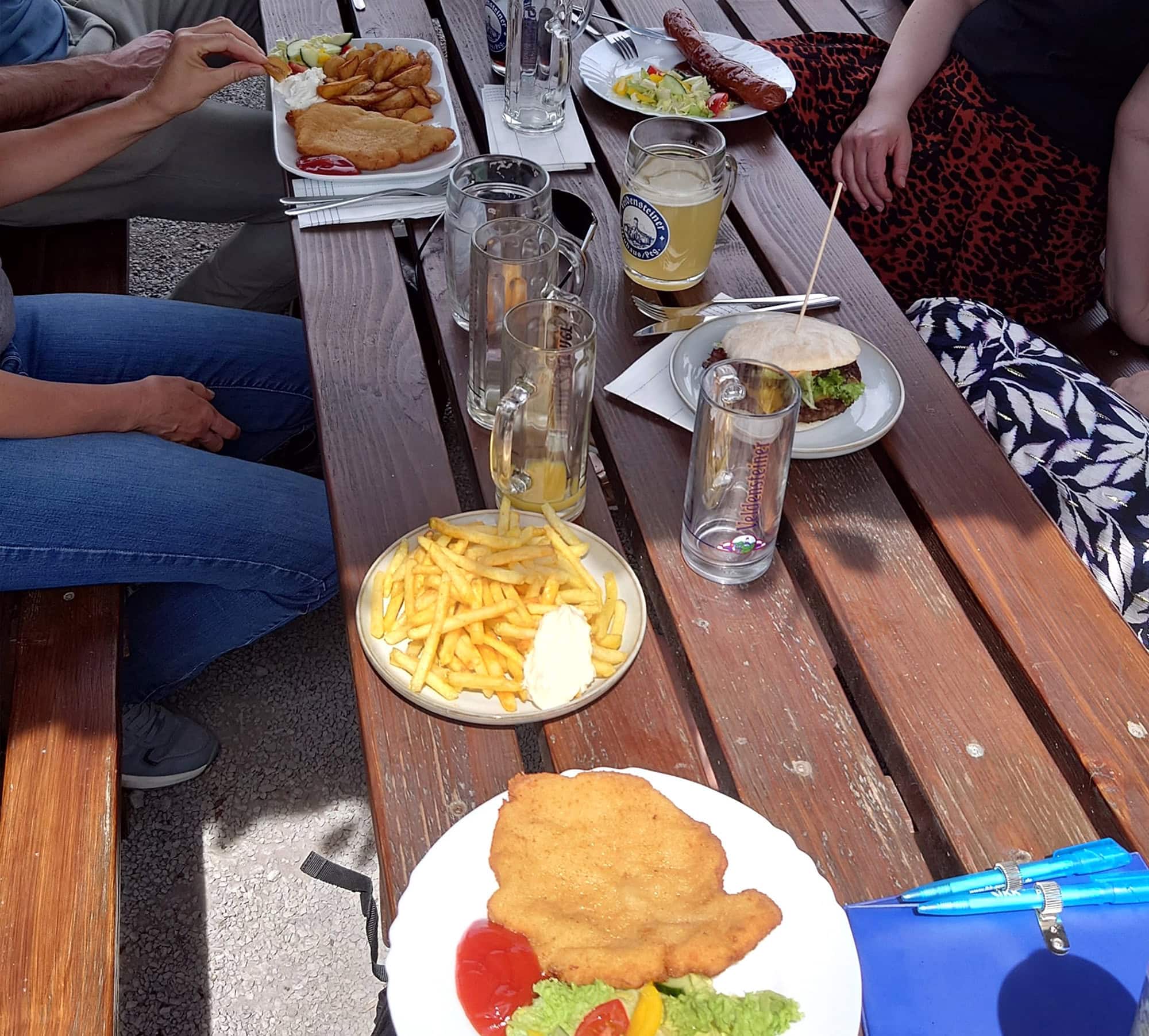 Hupa Teamevent Minigolf 3 Tisch mit Mittagessen: Pommes, Burger, Steak und Getränken