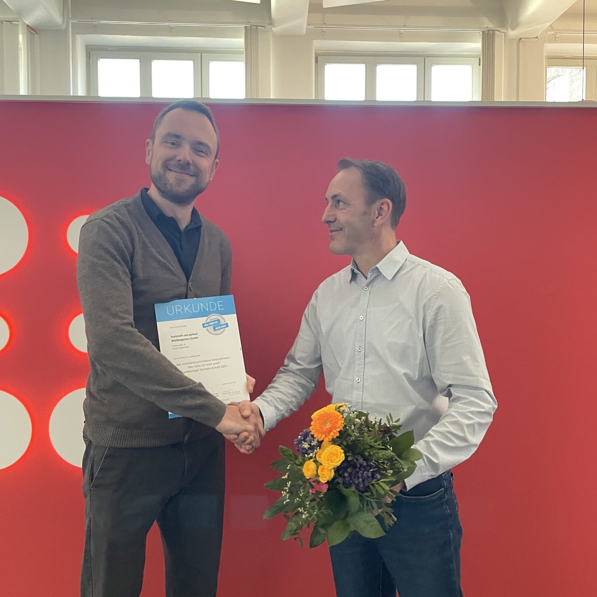 Landessiegel „Das mitarbeiterorientierte Unternehmen 2025“ Jens bekommt die Urkunde des Landessiegels für das "Mitarbeiterorientierte Unternehmen 2025" von Fachkraft im Fokus überreicht.