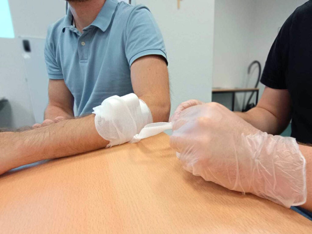 Erste Hilfe Kurs 2023 – 2 Ausschnitt von einem Arm mit Verband