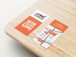 Vorder- und Rückseite des Flyers für KUBON liegt auf einem Tisch