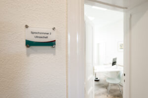 Praxisbeschilderung: Schild hängt an Wand neben der Tür der Hausarztpraxis Baborowski Magdeburg