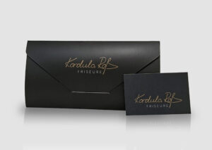 Design von Gutschein-Umschlag und -Karte für Kordula Roß Friseure Magdeburg.