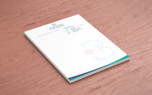 Briefbogendesign: Briefbögen von der Hausarztpraxis Babowrowski in Magdeburg liegen auf einem Tisch