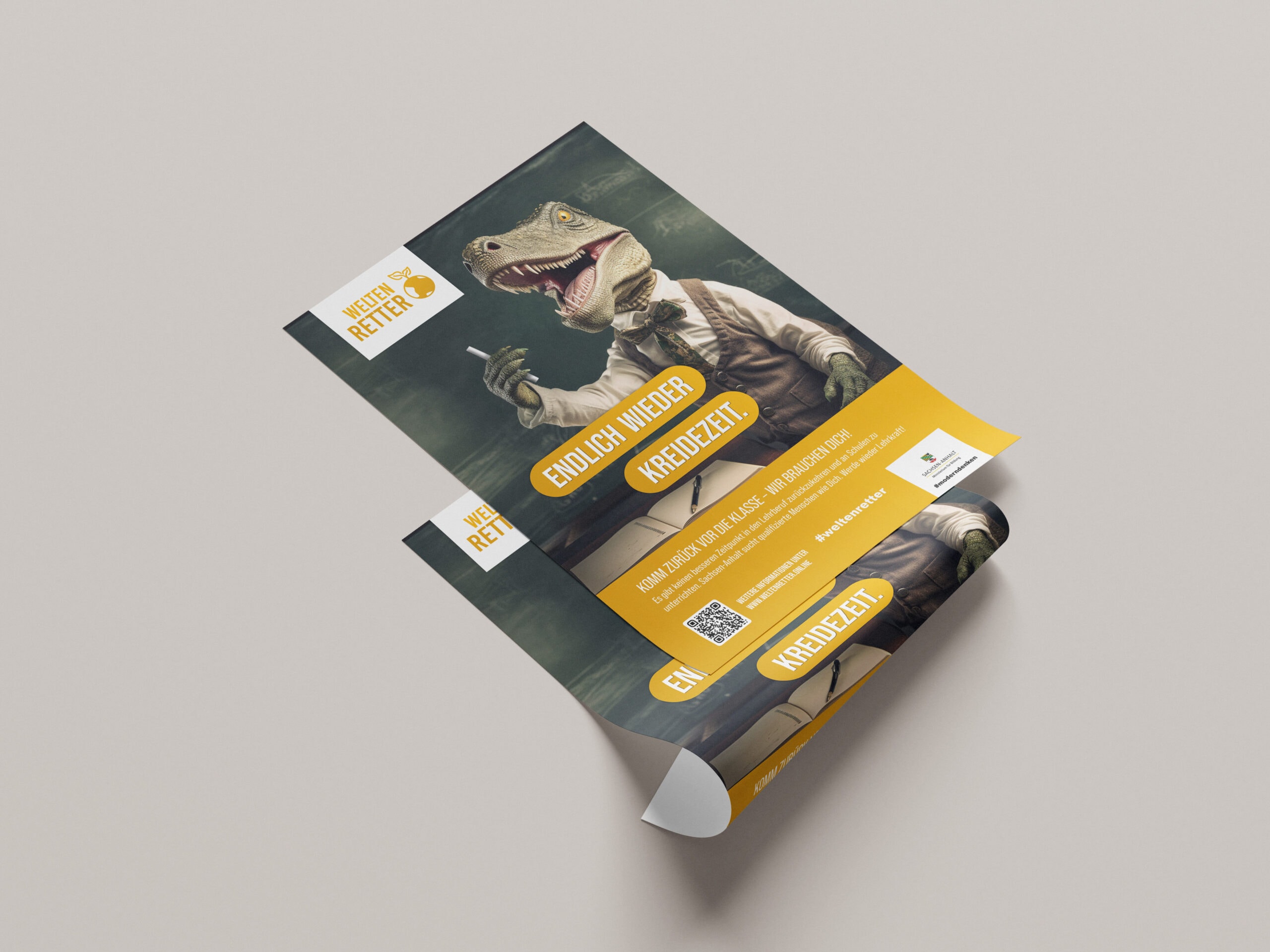 Weltenretter Poster Ein Plakat der Weltenretter-Kampagne mit KI-generiertem Bild von einem T-Rex als Lehrer mit einem Stück Kreide in der Hand. Überschrift "Endlich wieder Kreidezeit"