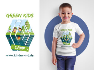 Ein Kind trägt lächelnd das weiße T-Shirt mit dem von uns illustrierten Motiv vorne drauf. Illustration für Tshirt-Design.