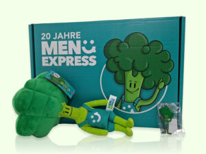 Design verschiedener Werbeartikel für die MENÜ EXPRESS GmbH: Eine Box, ein Plüschtier vom Maskottchen und ein Schlüsselanhänger aus Metall vom Maskottchen.
