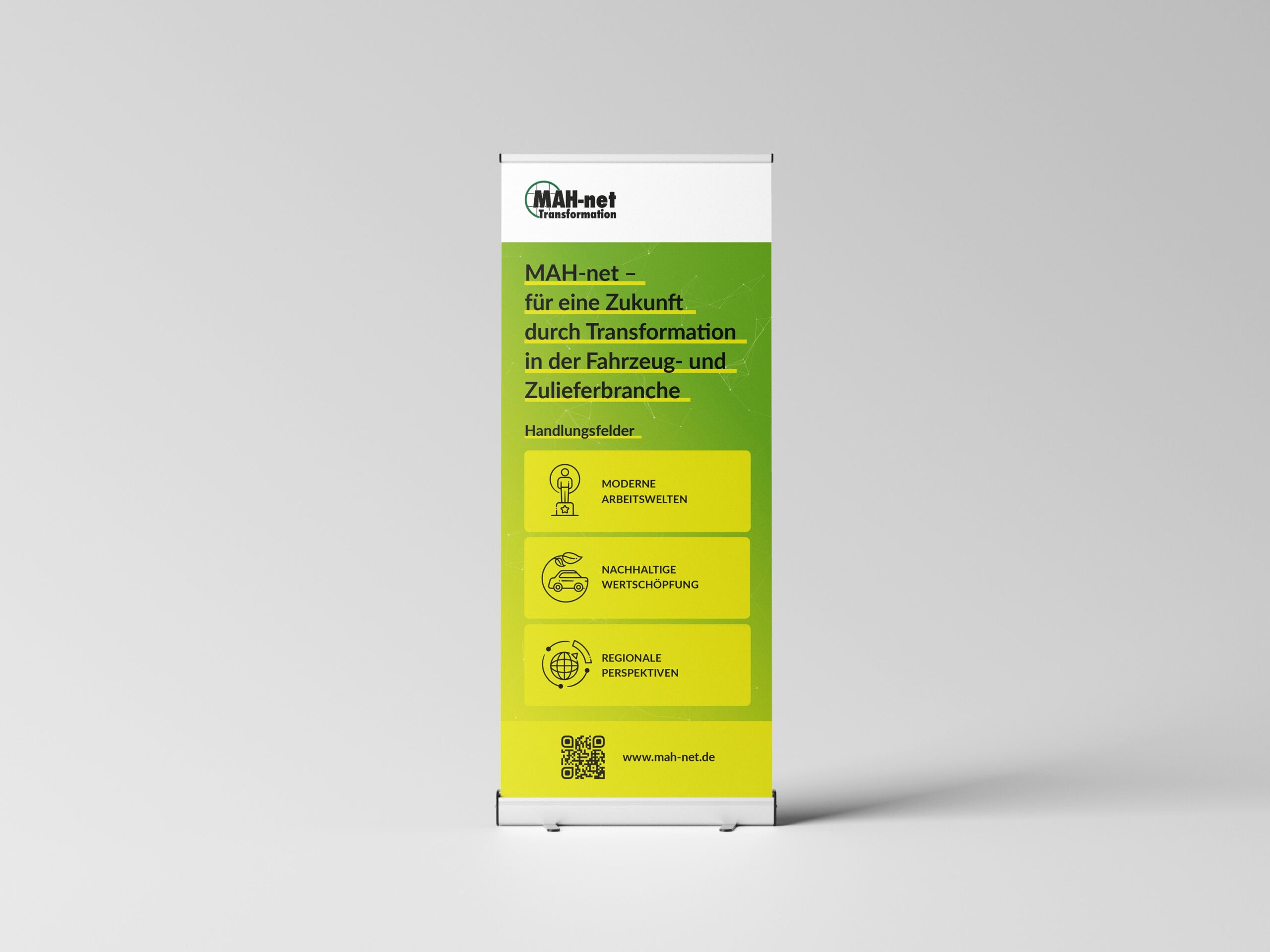 Das von uns gestaltete Roll-Up für MAH-net Magdeburg steht.