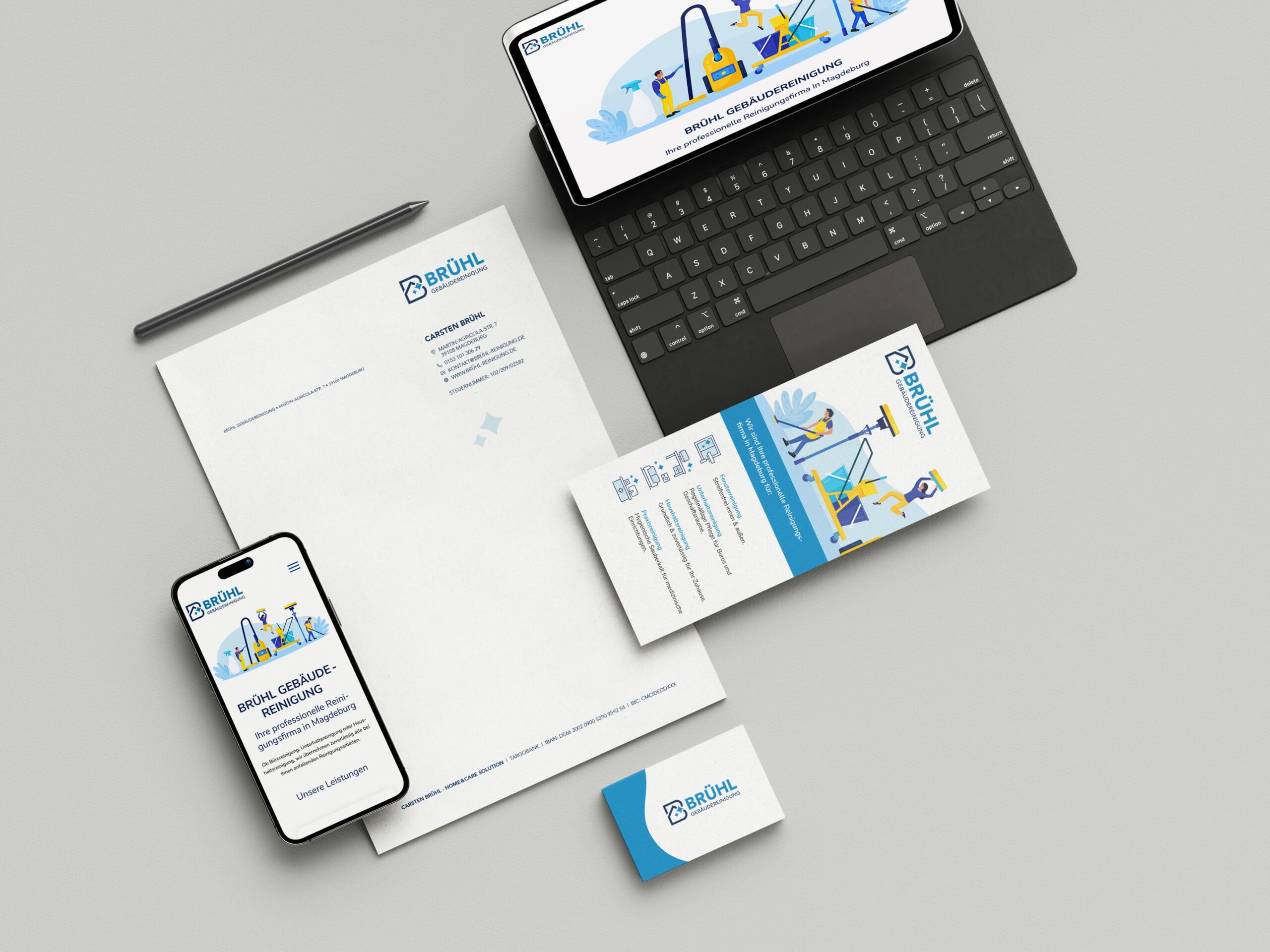 Geschäftsausstattung Brühl Gebäudereinigung Auf einem Tisch liegt die Geschäftsausstattung für Brühl Gebäudereinigung: Flyer, Visitenkarten, Briefbögen und die geöffnete Website auf einem Handy.