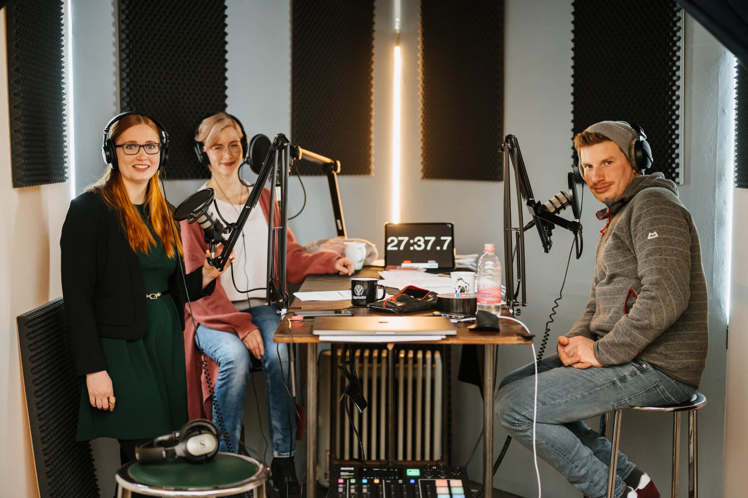 Weltenretter Podcast Aufnahme Die Protagonisten des Weltenretter-Podcasts mit ihrem Gast während der Aufnahme