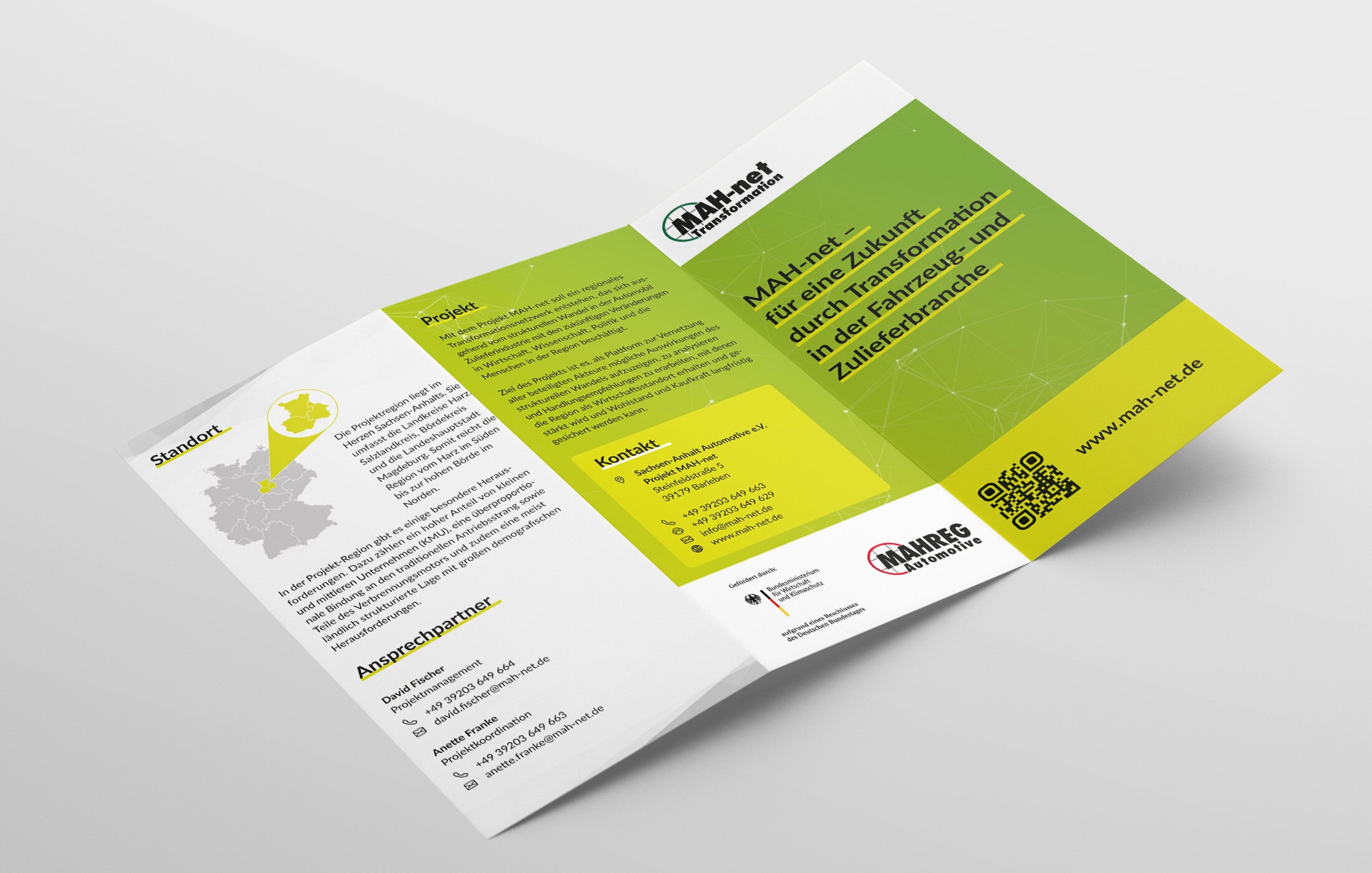 6-seitiger Flyer für MAH-net Magdeburg liegt aufgeklappt.