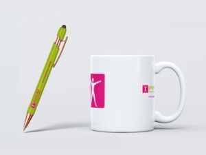 Gestaltung Werbeartikel für physioMD Magdeburg: Eine weiße Tasse mit Logo-Aufdruck und ein Kugelschreiber im Corporate Design