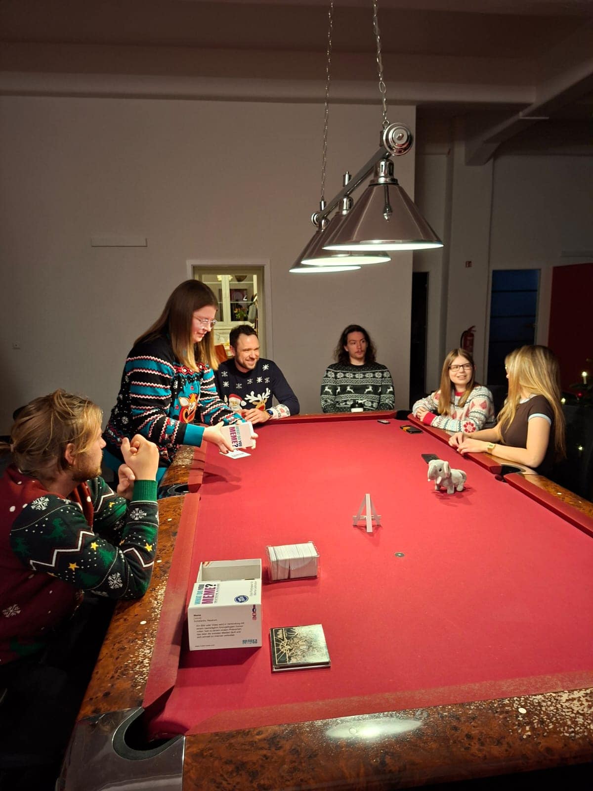 Hupa Team am Billardtisch – Weihnachtsfeier 2025 Das HUPA-Team um den Billardtisch im Büro versammelt und spielt Gesellschaftsspiele