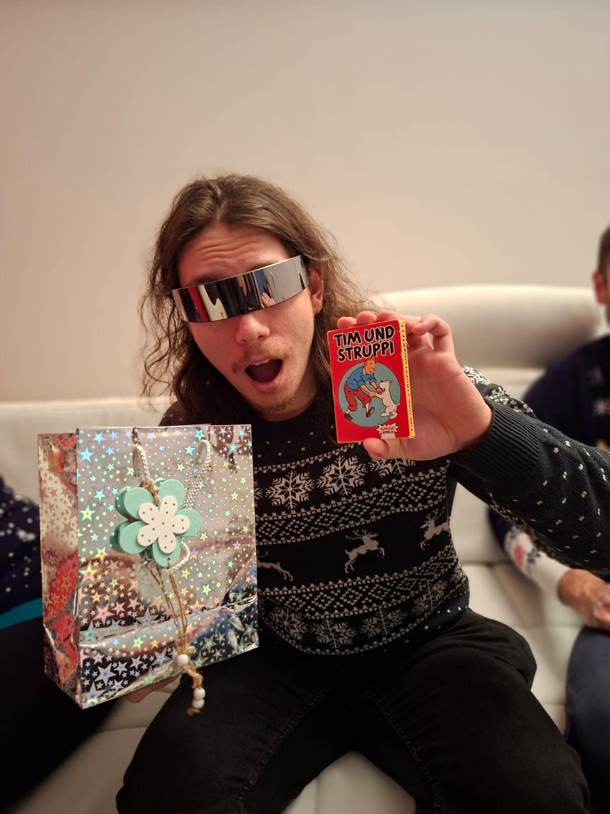 Jonas – Hupa Weihnachtsfeier 2025 Jonas hält sein Wichtelgeschenk hoch