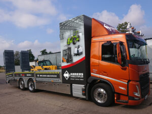 Große Beschilderung für Anders Gabelstapler GmbH an der Seite eines LKWs. Werbeagentur Referenz