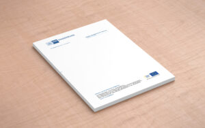 Ein Stapel Briefbögen für die IHK Magdeburg liegt auf einem Tisch. Design stammt von der hummelt und partner Werbeagentur