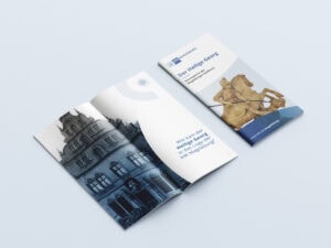 Broschürendesign für die IHK Magdeburg. Aufgeklappte und geschlossene Broschüren liegen nebeneinander
