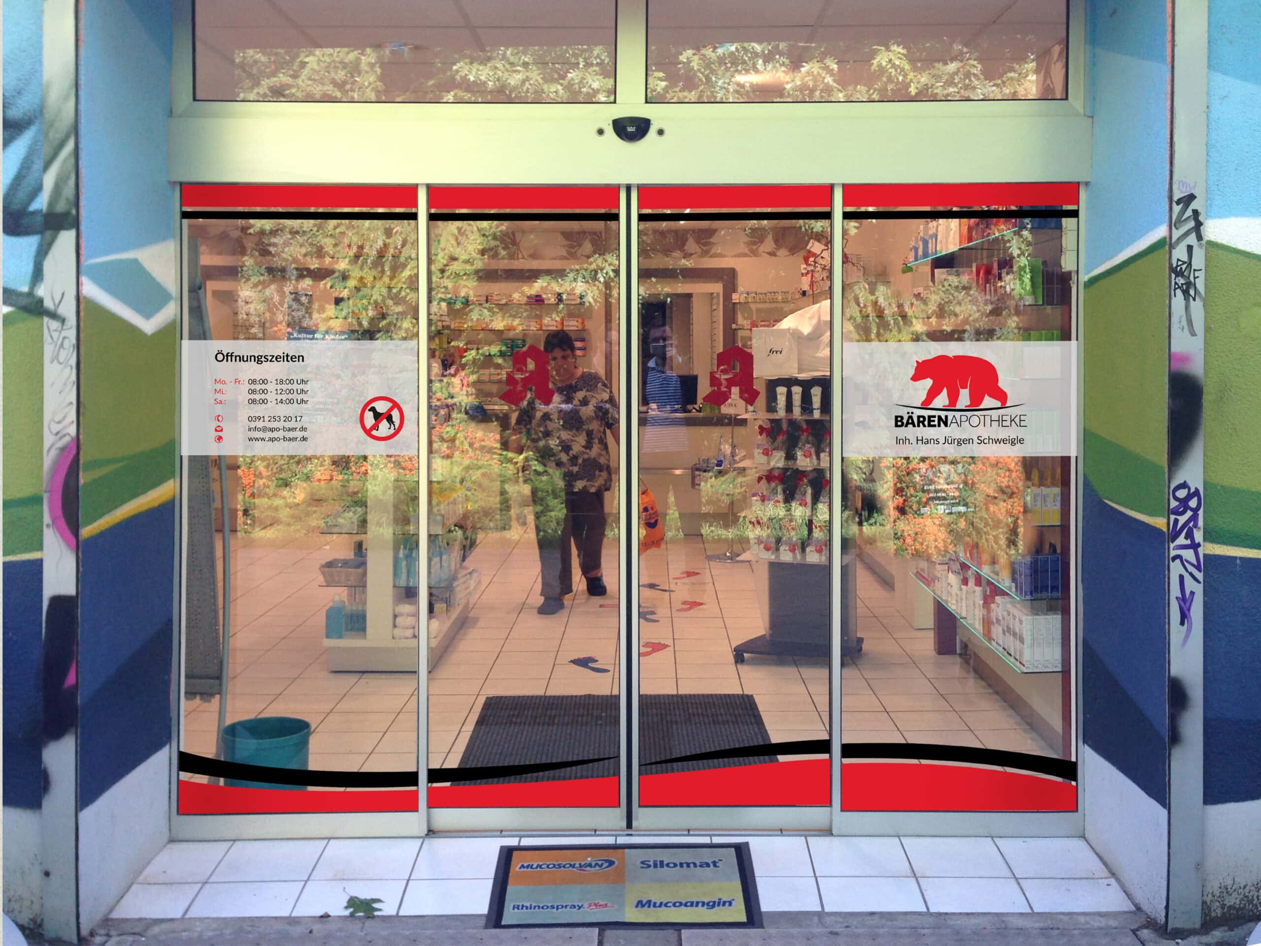 Ladenbeschriftung Bärenapotheke Eingang mit Glastür und Corporate Beschriftung von der Bärenapotheke Magdeburg