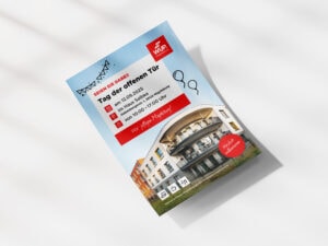 Der A5 Flyer für den Tag der offenen Tür der WUP liegt auf dem Tisch