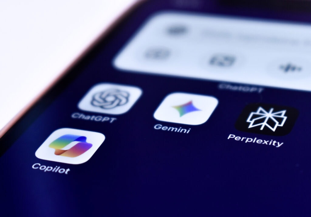 KI Tools Auf einem Smartphone Bildschirm sind verschiedene KI-Tools installiert: Copilot, ChatGPT, Gemini
