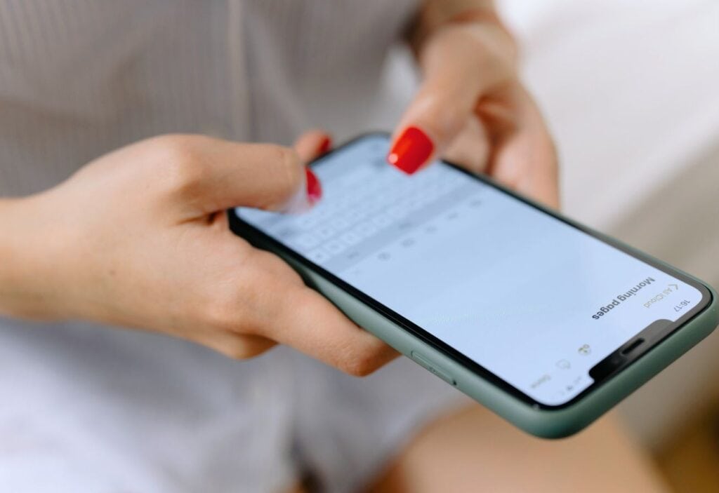 Online Suche Jemand sucht auf einem Smartphone online nach etwas