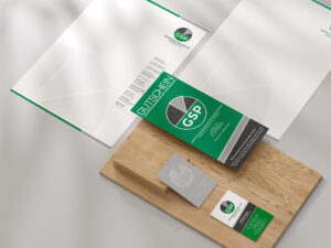 Mehrere Print-Produkte im Corporate Design für GSP liegen auf einem Tisch. Büroausstattung wie Flyer, Visitenkarten und Briefbögen. Design by hummelt und partner Werbeagentur Magdeburg