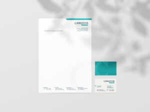 Briefbögen und Visitenkarten im Corporate Design für Carinya GmbH liegen auf einem Tisch