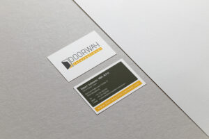 Vorder- und Rückseite der ausgestalteten Visitenkarten für Doorway International. Visitenkartendesign aus Magdeburg