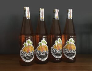 Vier Flaschen Bier aus der Brauerei Brewckau stehen auf einem Tisch. Auf die Flachen sind die von derWerbeagentur hummelt und partner gestalteten individuellen Etiketten mit Logo zu sehen.