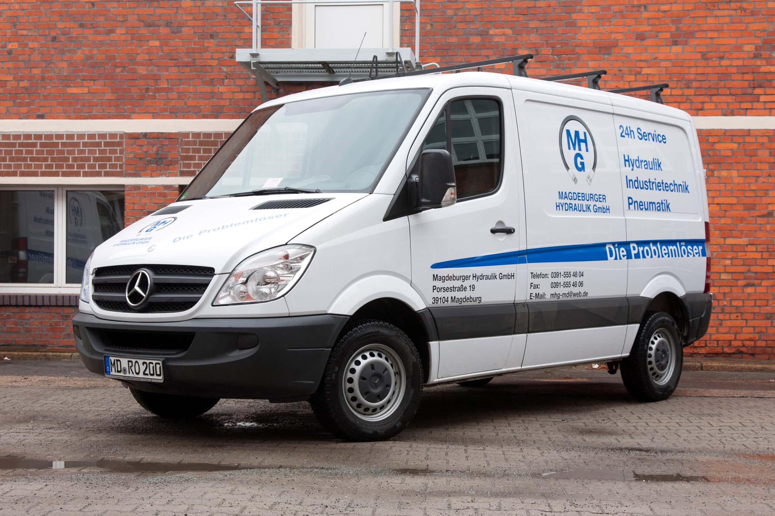 KFZ-Beschriftung MHG Ein Transporter der Magdeburger Hydraulik GmbH mit einer passenden Beklebung im Corporate Design.