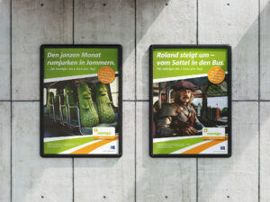 Zwei von uns gestaltete Plakate für marego zur Preisstufe N hängen an einer Wand. Auf dem einen sitzen Gurken in der Straßenbahn, mit der Überschrift "Den janzen Monat rumjurken in Jommern".