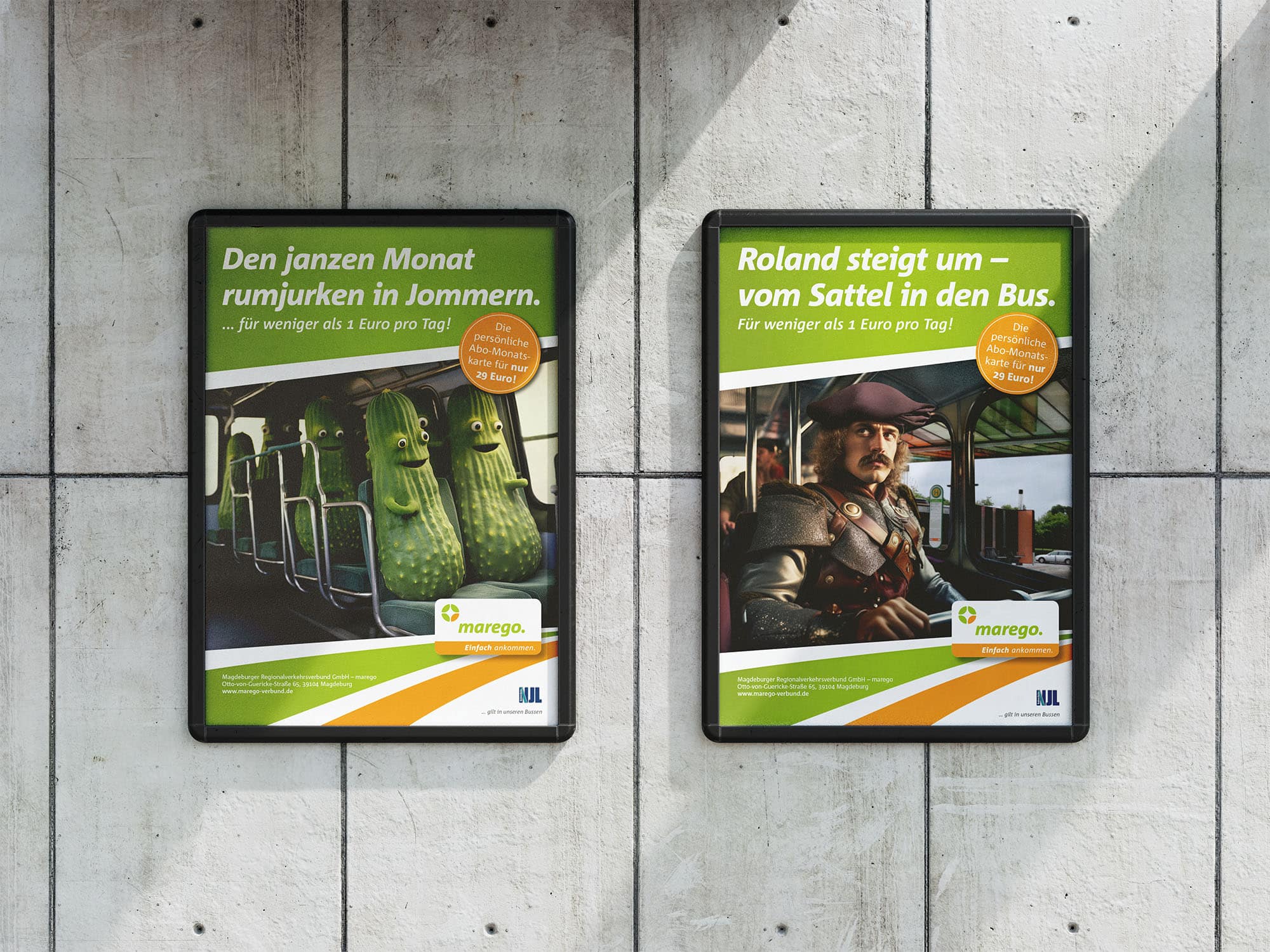 marego Plakate zur Preisstufe N Zwei von uns gestaltete Plakate für marego zur Preisstufe N hängen an einer Wand. Auf dem einen sitzen Gurken in der Straßenbahn, mit der Überschrift "Den janzen Monat rumjurken in Jommern"