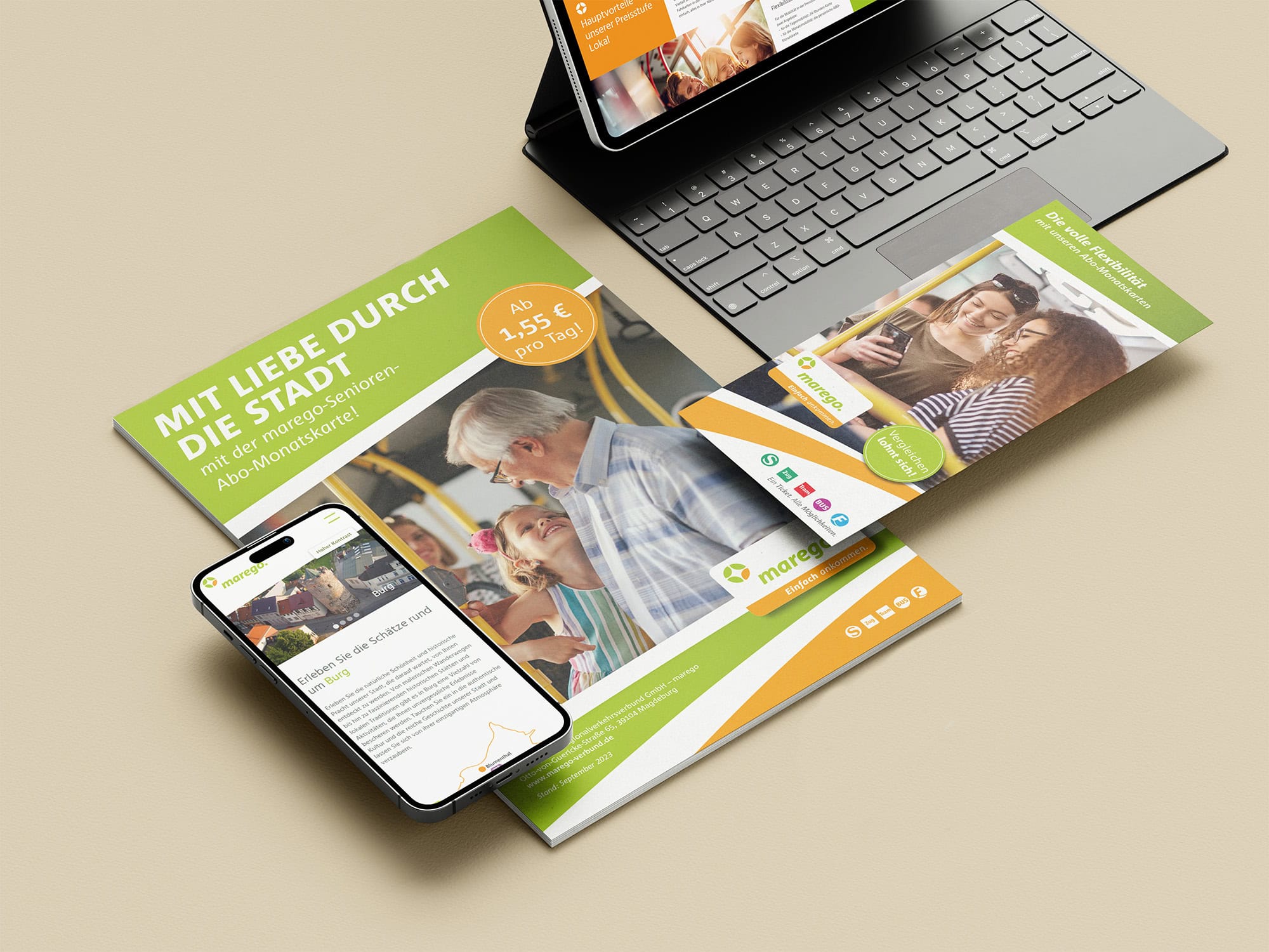 marego Marketing Verschiedene Werbemedien von marego liegen auf einem Tisch: Flyer, Faltblatt und Website auf Smartphone und Laptop
